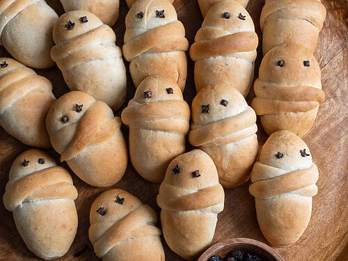 Lazarakia buns (Greek Easter Lazarus breads) - Mia Kouppa