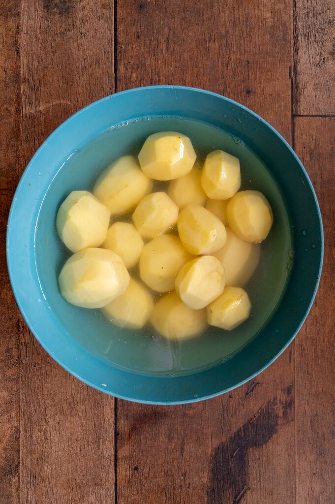 Soaking the peeled potatoes.