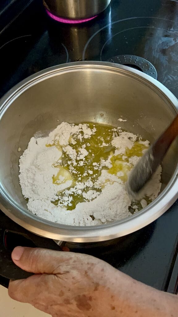 Cooking the béchamel.