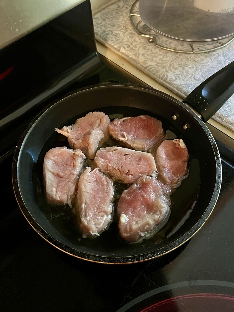 Frying the meat pieces