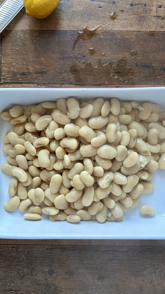 Add the boiled gigantes in a roasting pan.