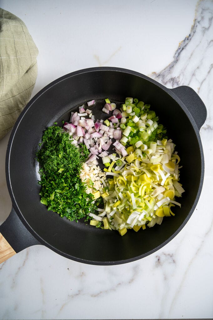Ready to sauté the parsley, the dill, garlic, shallots, green onion and leek.