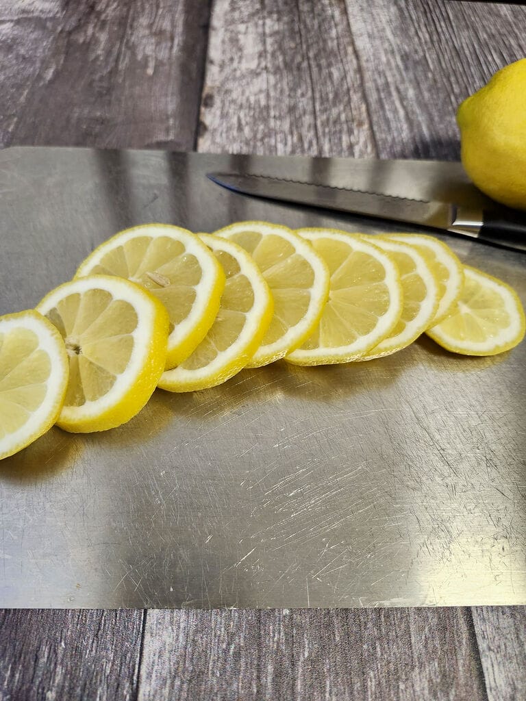 Slicing the lemon slices.