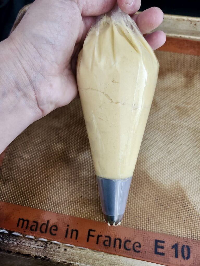 Using the piping bag.