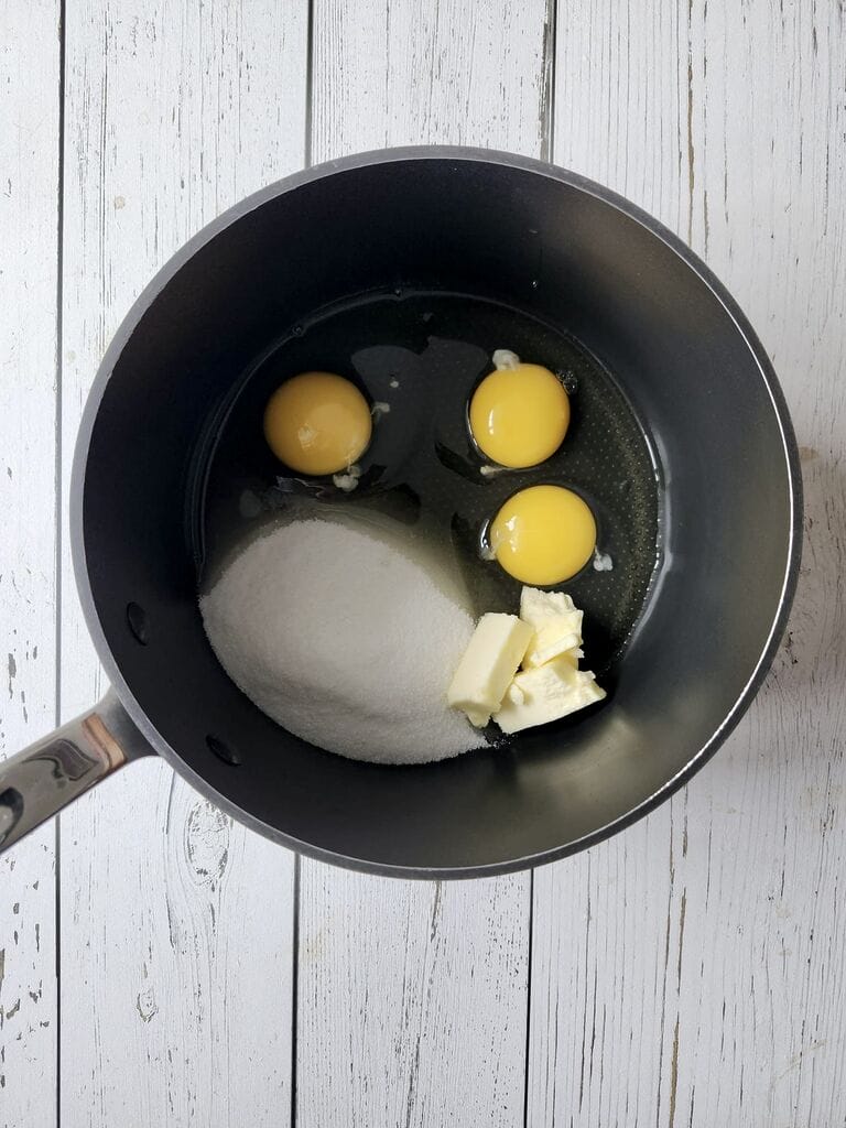 Combining the eggs, sugar and butter.
