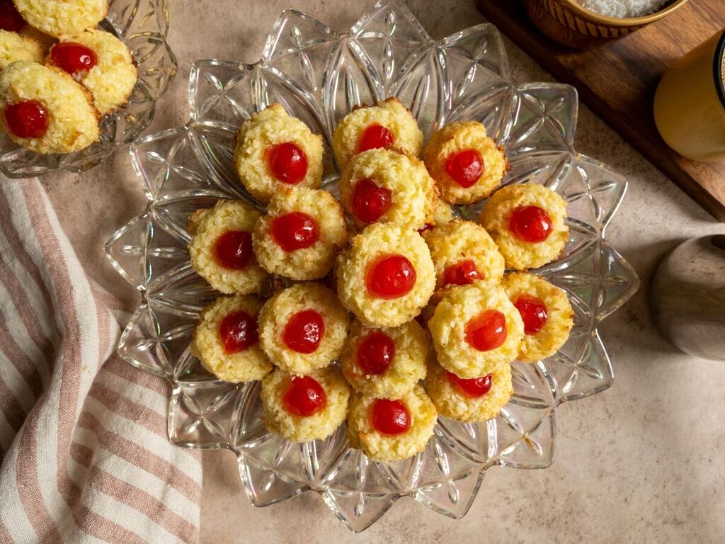Easy Greek coconut macaroons - Indokarida on a glass plate.