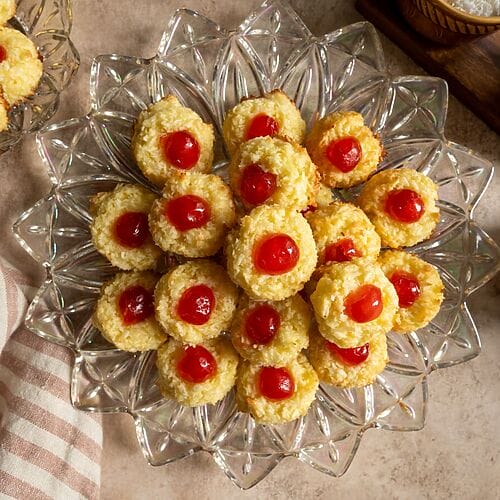 Easy Greek coconut macaroons - Indokarida on a glass plate.