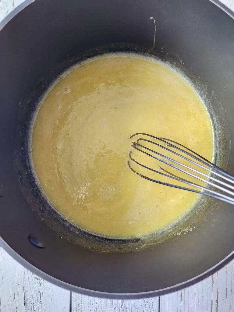 Mixing the eggs with the sugar.