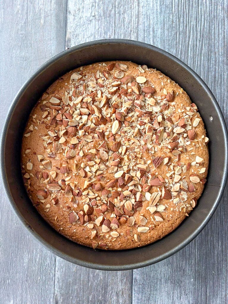 The baked cake.